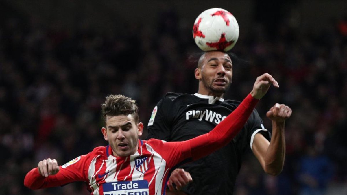 Lucas Hernandez pelea con NZonzi por un balón, durante la eliminatoria de copa que el Atlético ha perdido contra el Sevilla.-SERGIO PEREZ (REUTERS)