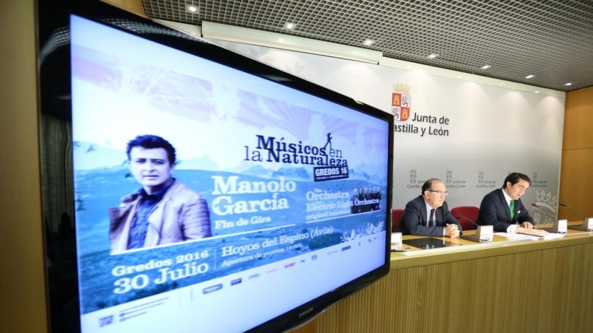 El consejero de Fomento y Medio Ambiente, Juan Carlos Suárez-Quiñones, y el director general de Calidad y Sostenibilidad Ambiental, José Manuel Jiménez, presentan la XI Edición del Festival Músicos en la Naturaleza.-ICAL