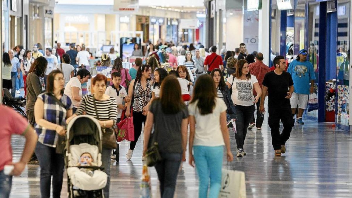 Personas paseando por el interior del centro comercial Río Shopping-Pablo Requejo