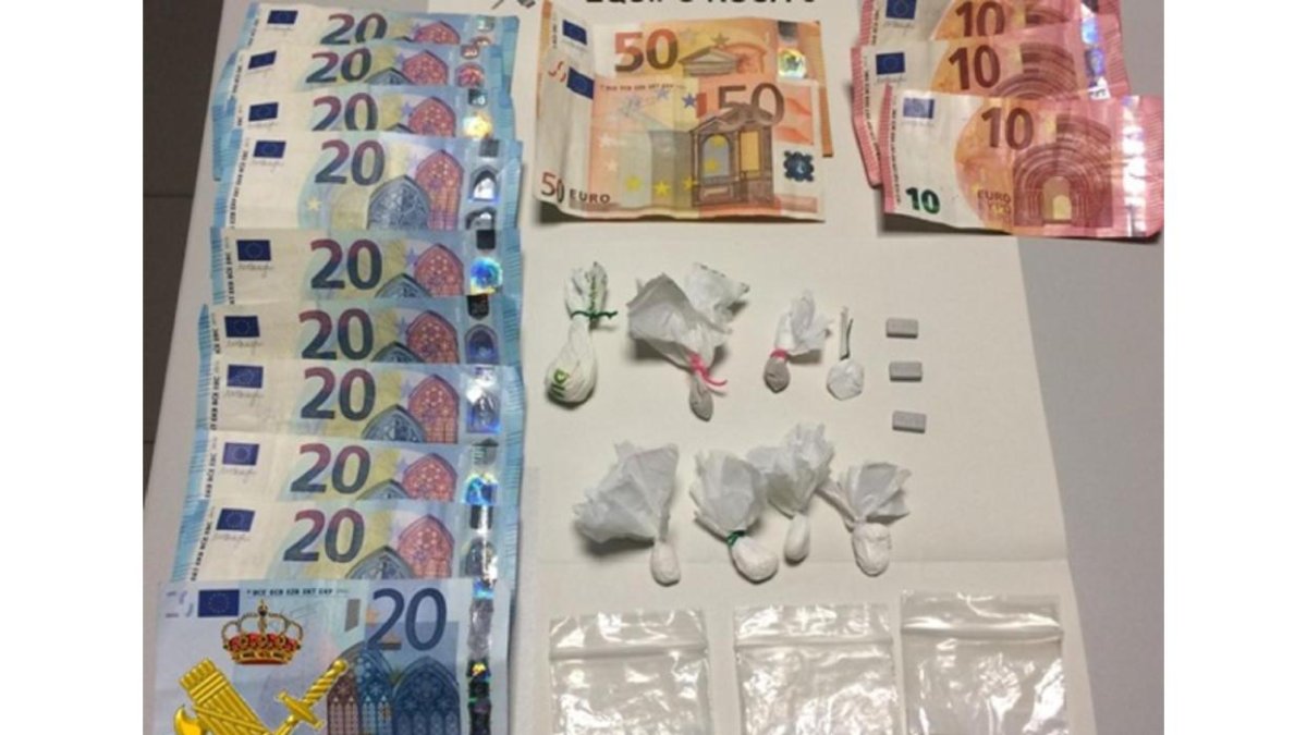 Dinero y sustancias incautadas.-EL MUNDO