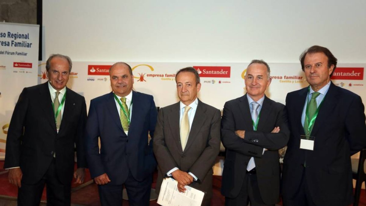 El consejero delegado de Osborne, Ignacio Osborne (D); el presidente del Grupo Siro, Juan Manuel González Serna (I); el presidente de Europac, José Miguel Isidro (2D); el presidente de Chocolates Valor, Pedro López (2I), y el director general del Institut-Ical