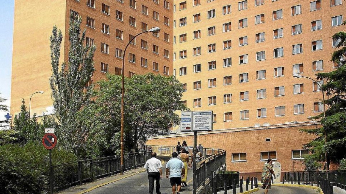Fachada exterior del Hospital Clínico Universitario de Valladolid, donde ayer fue reconocida la niña de un año.-ICAL