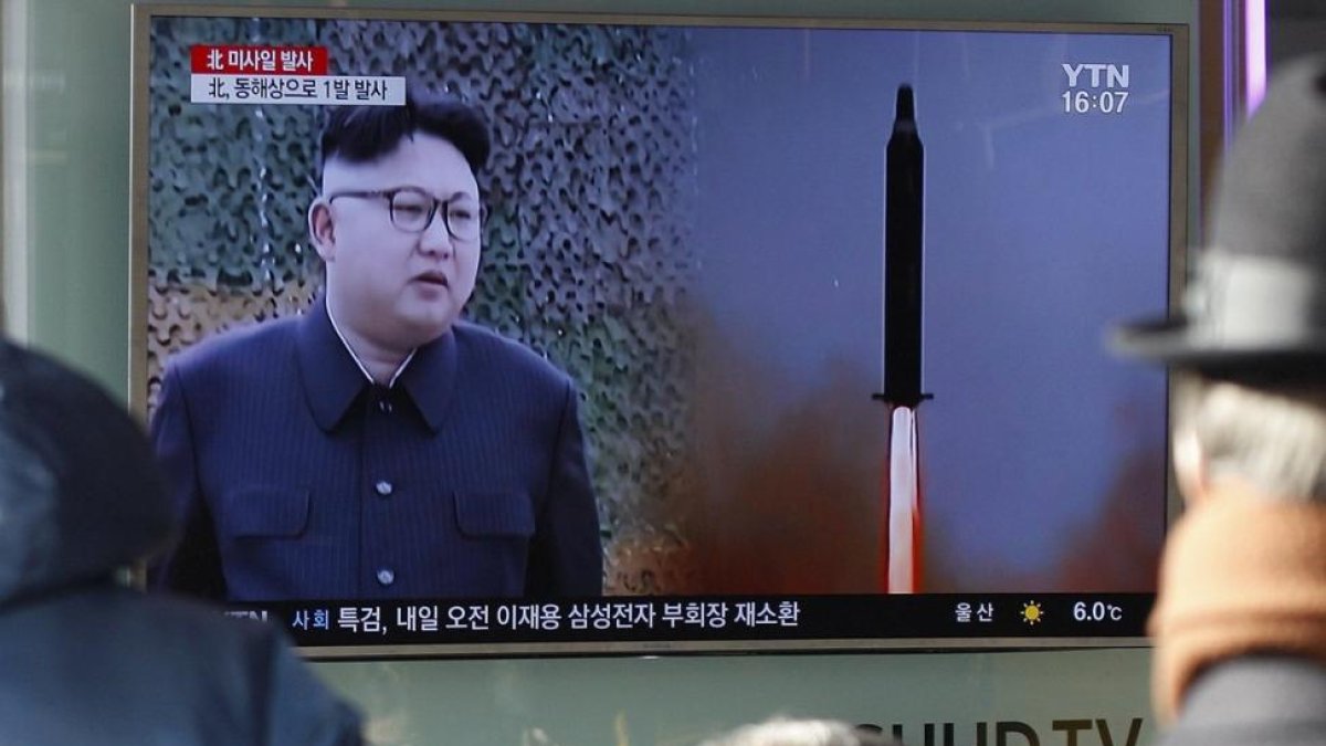 EFE / KIM HEE-CHUL  Ciudadanos surcoreanos miran un informativo sobre el lanzamiento del misil, este domingo en Seúl.-