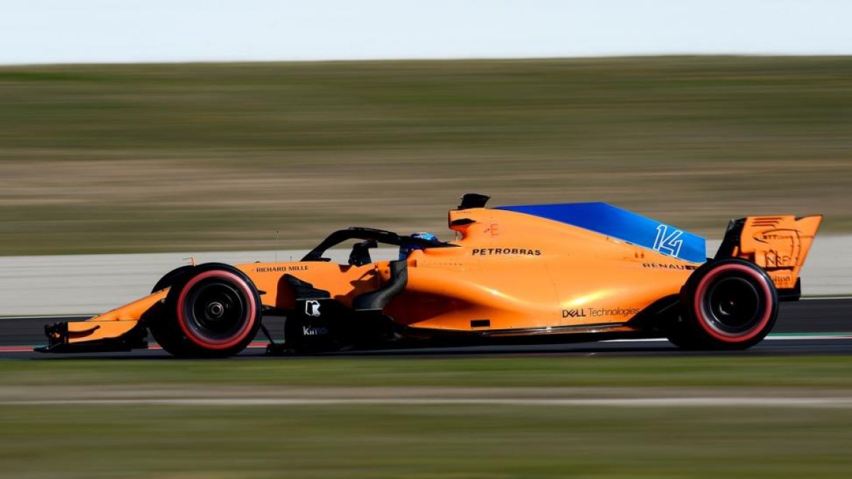 Fernando Alonso, en pleno pilotaje por la pista de Montmeló.-/ JOSEP LAGO (AFP)