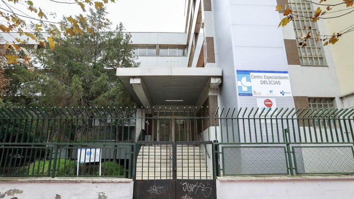 Fachada del antiguo edificio del Centro de Especialidades de Delicias.
