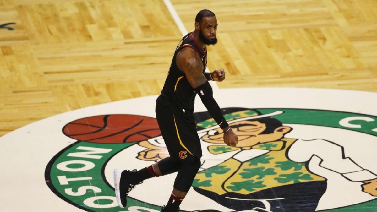 Lebron James, durante su actuación en Boston.-/ ADAM GLANZMAN (AFP)