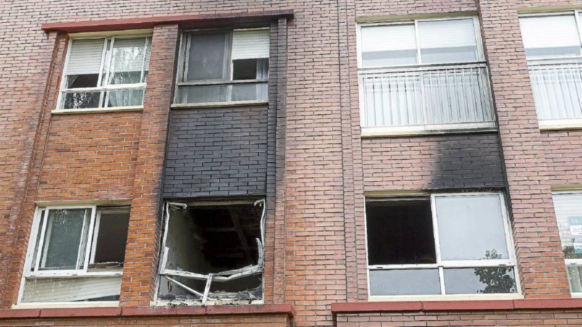 Ventanas con numerosos rastros de humo en la vivienda afectada por el incendio en la calle Gerona.-M. Á. Santos