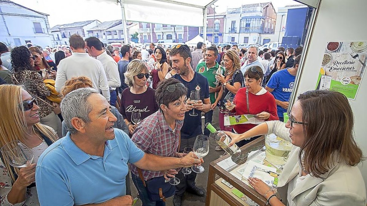 Cientos de personas acuden a los stands de la Feria del Vino Blanco.-PHOTOGENIC