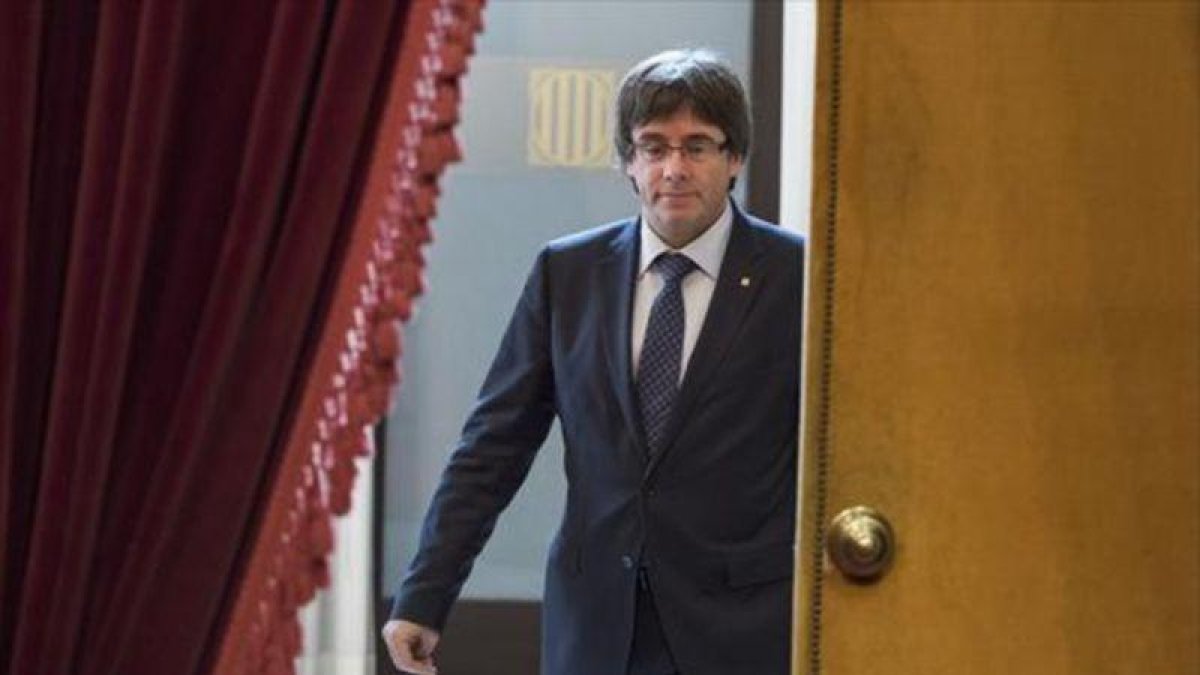 El 'president' Carles Puigdemont, en el Parlament.-FERRAN SENDRA