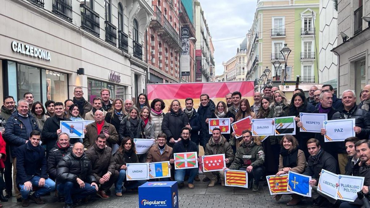 El presidente de la Diputación de Valladolid, Conrado Íscar, posa con varios jóvenes.- E. M.