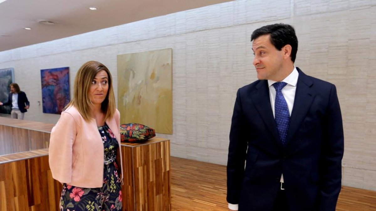 La viceportavoz del Grupo Socialista en las Cortes regional, Virginia Barcones, junto al portavoz popular Raúl de la Hoz al término del discurso de Herrera en el Debate de política general en las Cortes.-ICAL