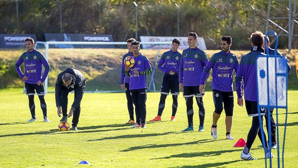 Ejercicio de balón parado, con el segundo entrenador al mando.-T. SANCHO