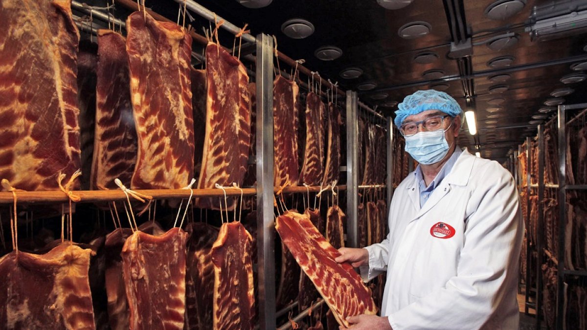 Samuel Moreno mantiene viva una tradición chacinera de más de un siglo iniciada por su abuelo y que ha llevado el torrezno una nueva proyección a todos los niveles. / MARIO TEJEDOR