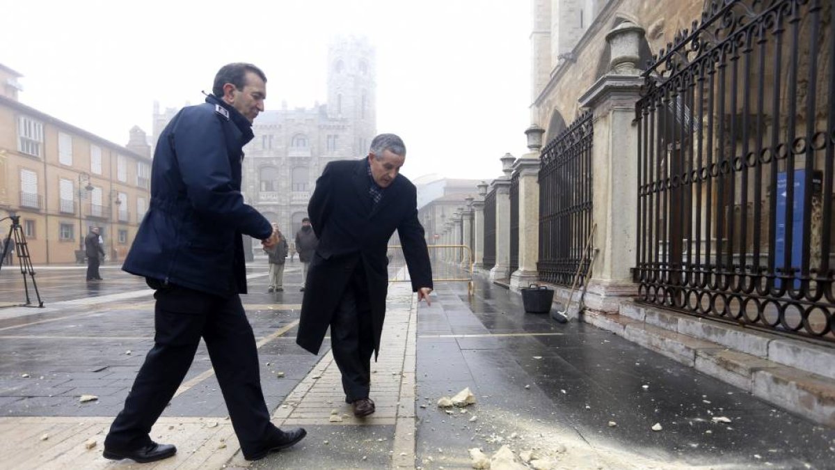 El alcalde de León, Emilio Gutiérrez y el jefe de la Policía Local, Martín Muñoz, en el lugar del impacto de-Ical