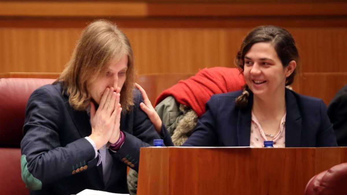 El portavoz de Podemos, Pablo Fernández, y la procuradora de Podemos Natalia del Barrio durante la segunda sesión del Pleno de las Cortes en el que se aprueba el proyecto de Presupuestos Generales de la Comunidad para 2016.-ICAL