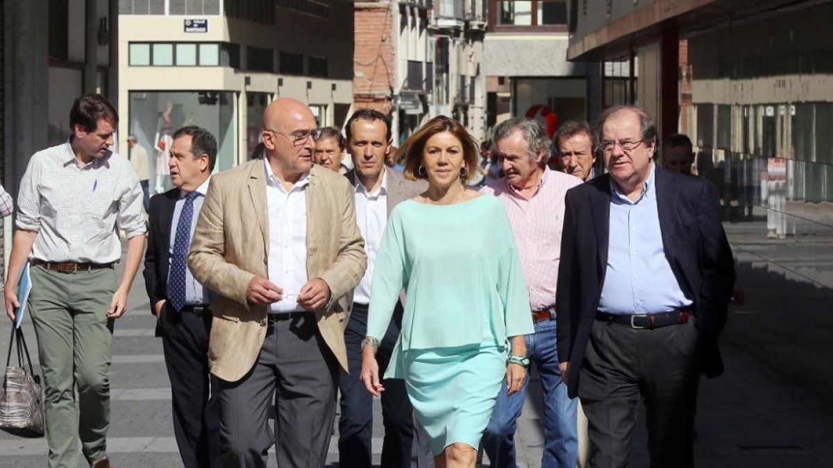Mª Dolores de Cospedal, acompañada en la calle Santiago por Carnero y Herrera.-ICAL