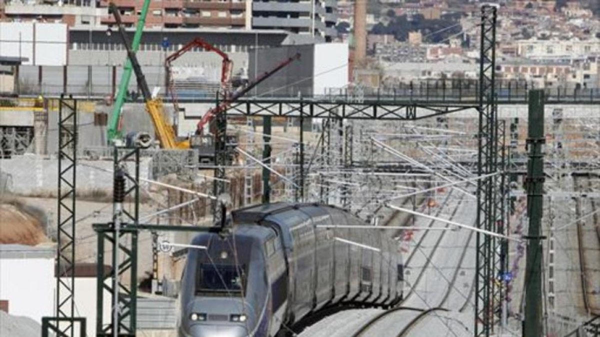 Un tren de alta velocidad francés llega a la estación de La Sagrera.-JOSEP GARCÍA