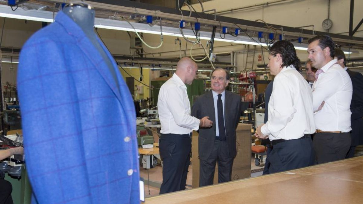 El consejero de Economía y Empleo, Tomás Villanueva, acompañado del delegado de la Junta en Burgos, Baudilio Fernández Mardomingo, visita las instalaciones industriales del taller textil Antonaga. Le guían los propietarios, antes empleados, de Antonaga-Ical