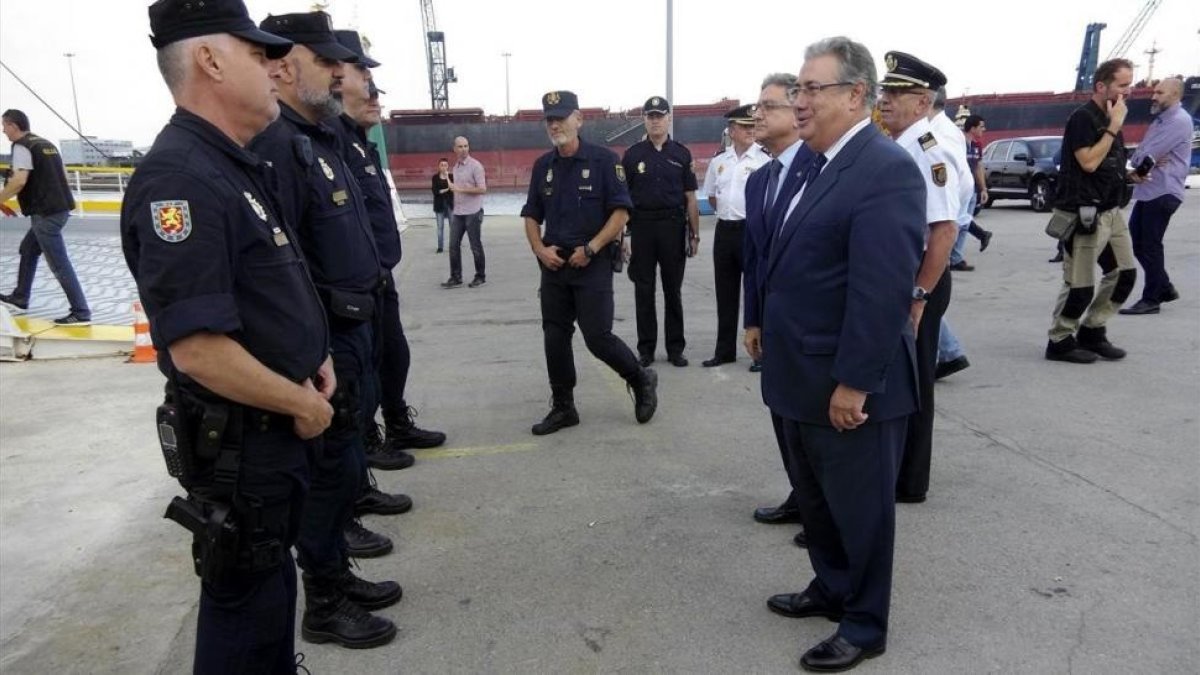 El ministro del Interior, Juan Ignacio Zoido, durante la visita que realizó a los policías y guardias civiles desplazados a Catalunya, el pasado 4 de octubre.-/ PERIODICO (EFE)