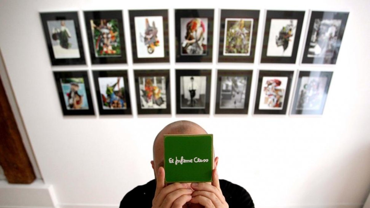 El artista vallisoletano Cless frente a los collages expuestos por primera vez en Valladolid en la galería La Atómica tras otras muestras internacionales-ICAL