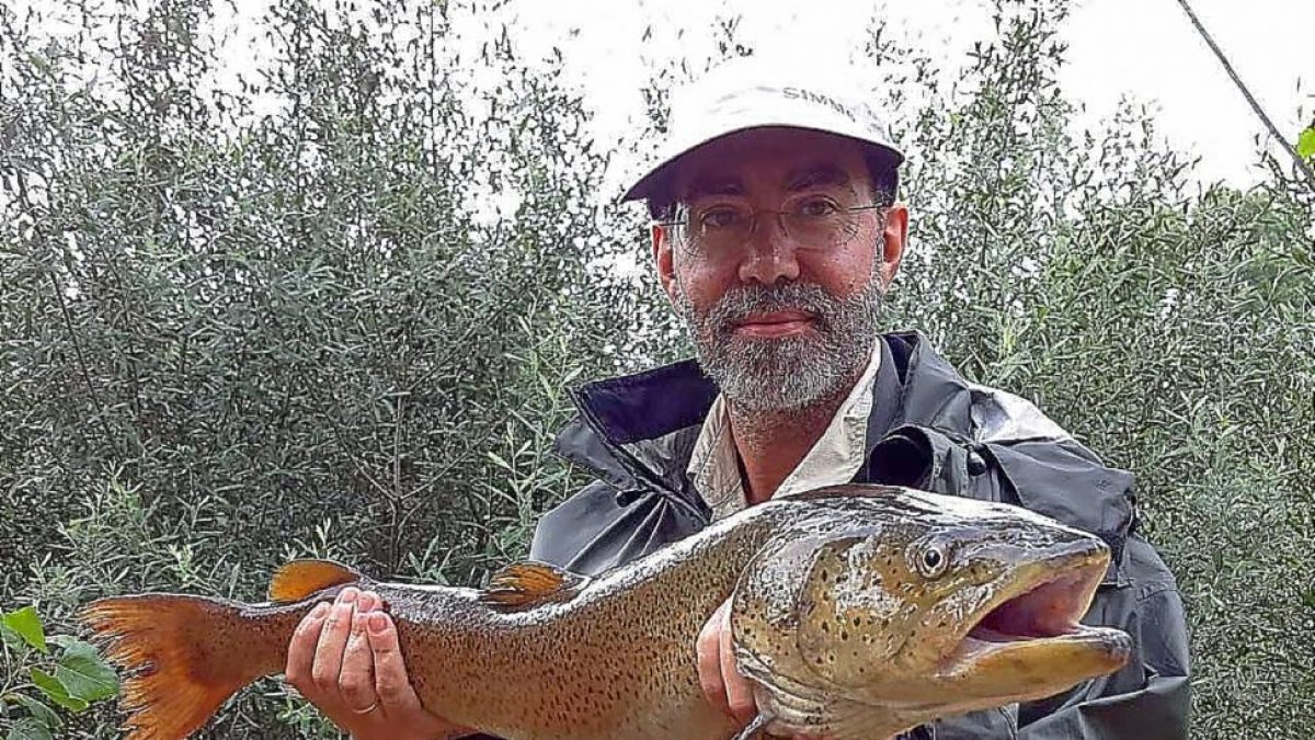 Jesús Ignacio Nogales, presidente de Pro Hucho, con un ejemplar capturado esta primavera en el Tormes.-L.FUENTE