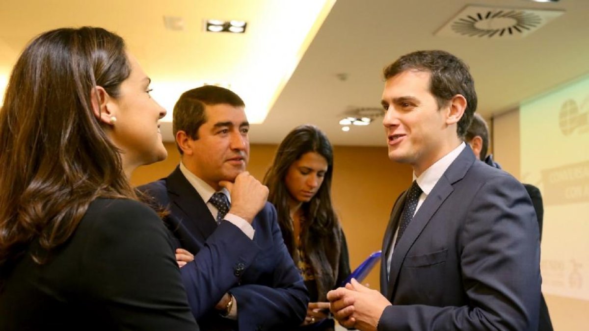 El presidente de Ciudadanos, Albert Rivera, participa en el Club de Prensa de El Mundo-Diario de Castilla y León. Junto a él, el director del periódico, Pablo Lago, y la consejera de Edigrup, Adriana Ulibarri.-ICAL