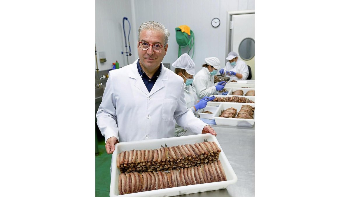 Óscar García Villa muestra las sardinas que comercializa el Pescador de Villagarcía.-J. M. LOSTAU