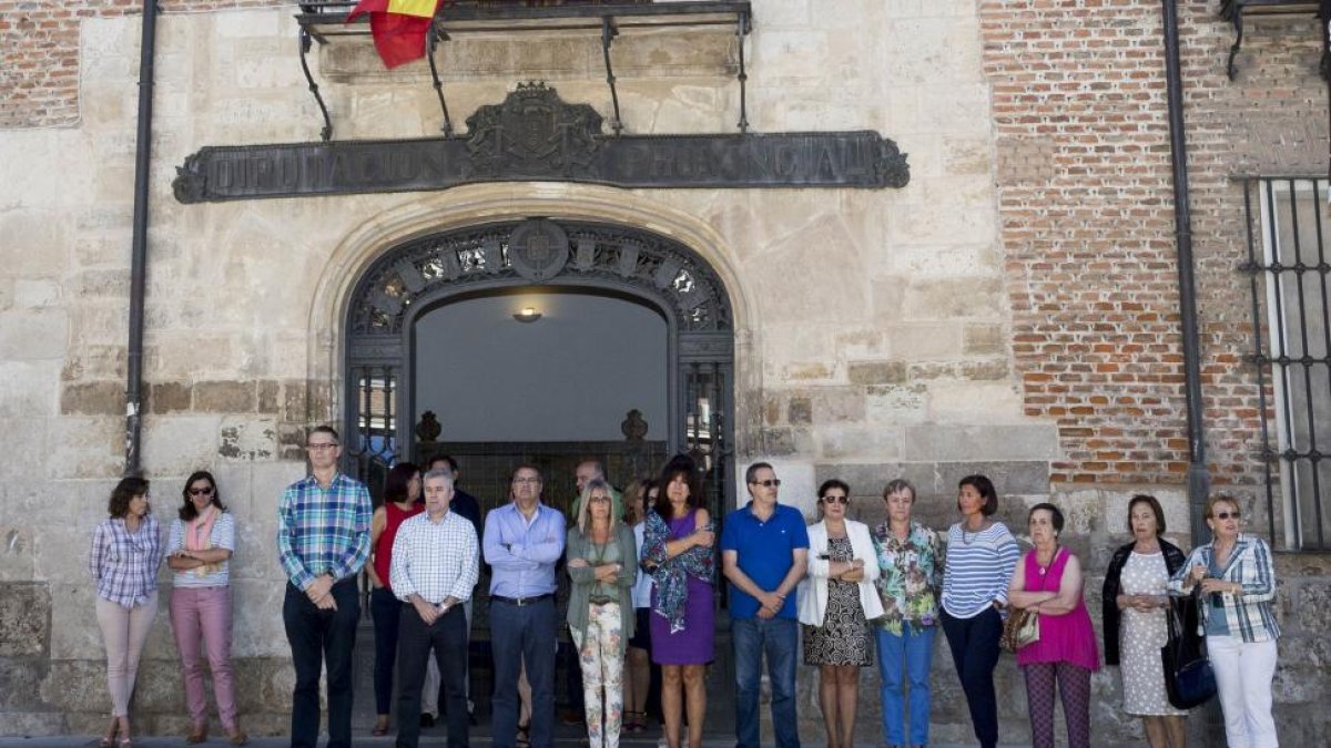 Minuto de Silencio en la Diputación de Valladolid en repulsa por el atentado de Niza.-ICAL