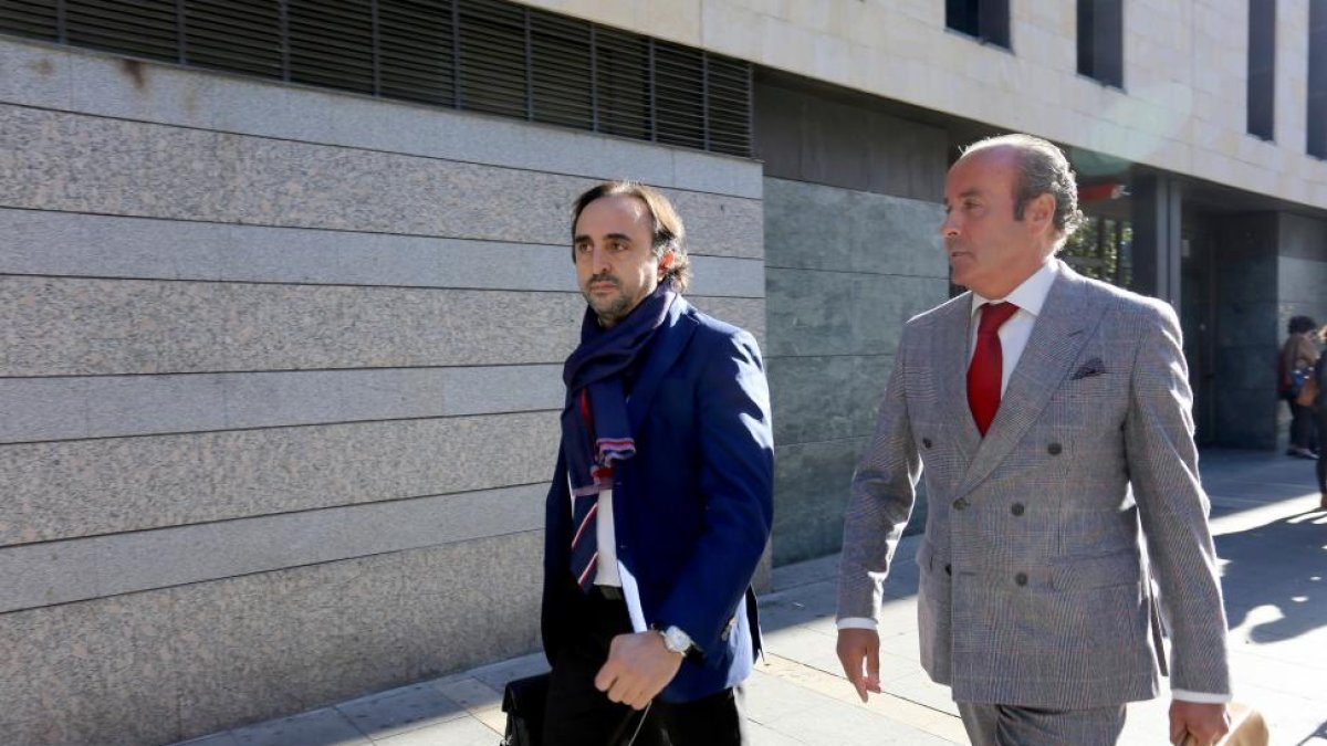 Alberto Esgueva en las puertas del Juzgado.-ICAL