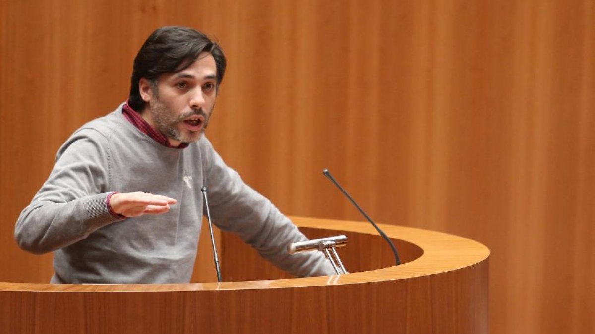 El procurador de Podemos en las Cortes Carlos Chávez, durante el pleno monográfico sobre el debate y votación de los Presupuestos Generales de la Comunidad para 2016 y proyecto de ley de Medidas Tributarias.-ICAL