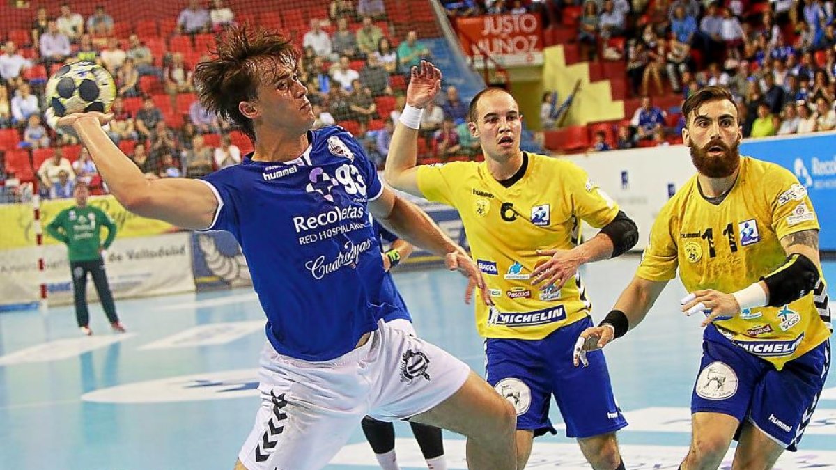 Víctor Rodríguez lanza tras superar a Adrián Fernández-J.M. Lostau