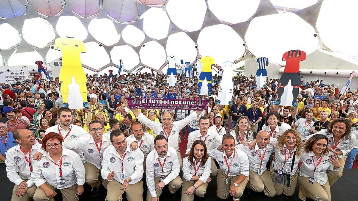 El comité organizador del Congreso posa ayer en la inauguración en la Cúpula del Milenio.-J.M. LOSTAU