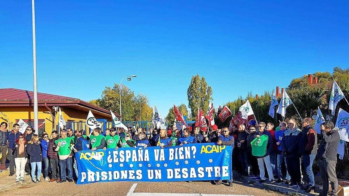 Concentración de trabajadores ante el centro penitenciario de Villanubla, en Valladolid.-E.M.