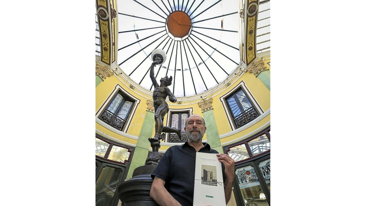 Eduardo Fraile en el Pasaje Gutiérrez de Valladolid con su poemario.-MIGUEL ÁNGEL SANTOS