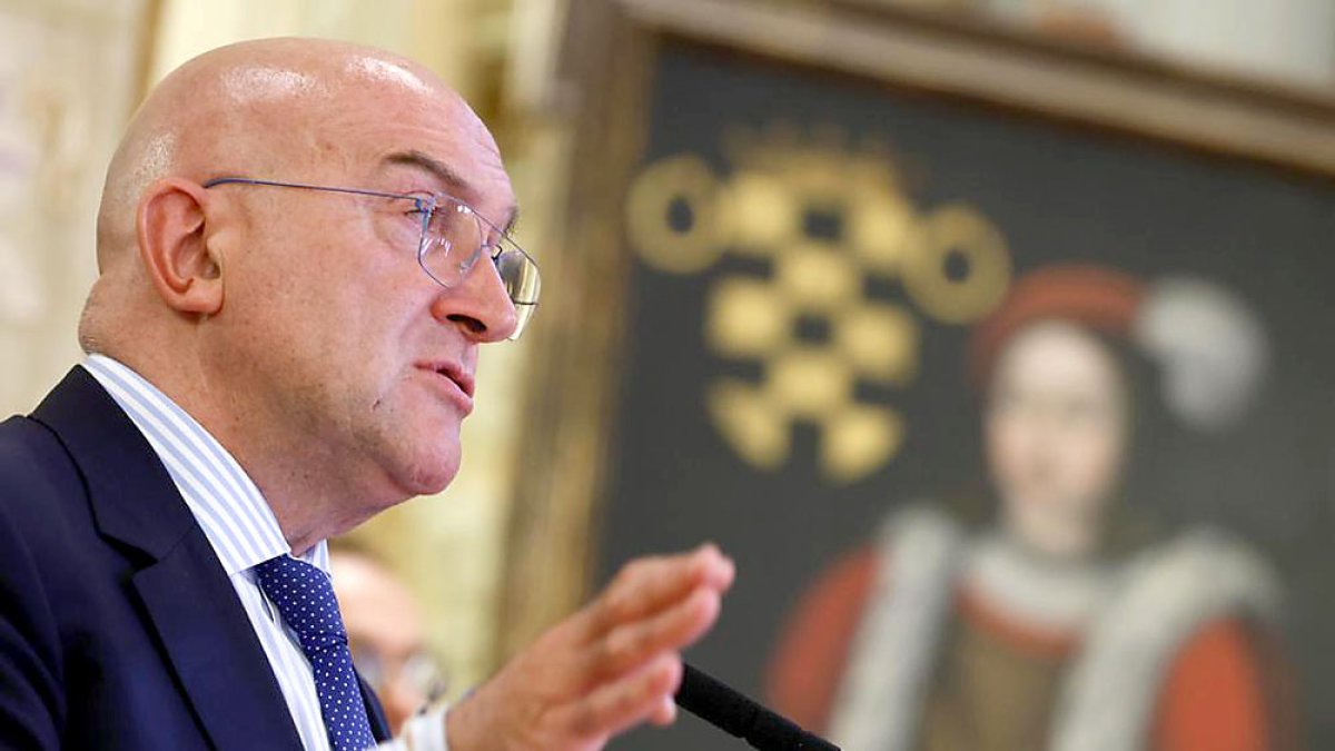 En alcalde de Valladolid, Jesús Julio Carnero, comparece para hacer balance de sus cien primeros días de Gobierno. E. M.