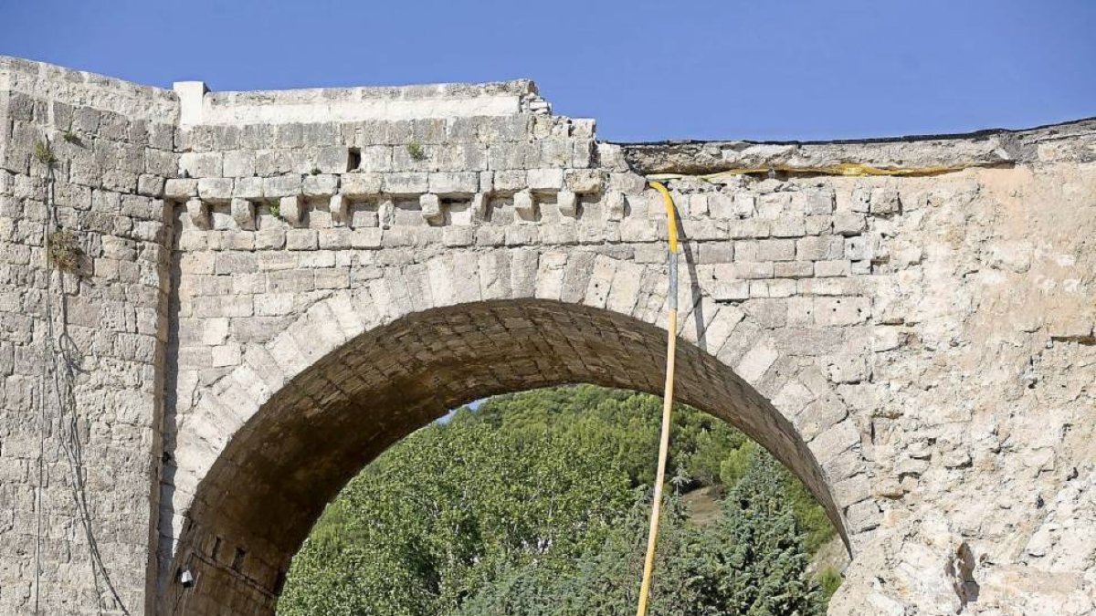 Primer ojo del puente junto al derrumbe, donde comenzó la instalación de los primeros arneses.-Pablo Requejo