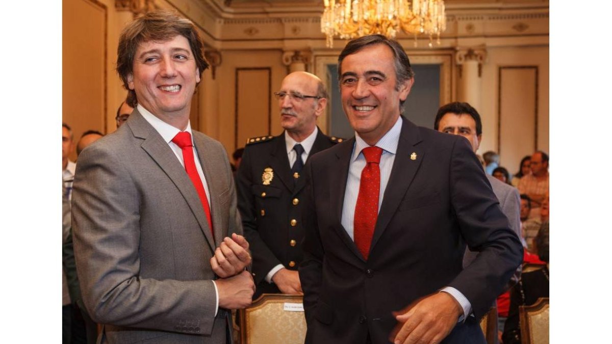 El alcalde de Soria, Carlos Martínez(I) junto al anterior presidente de la Diputación, Antonio Pardo.-Ical