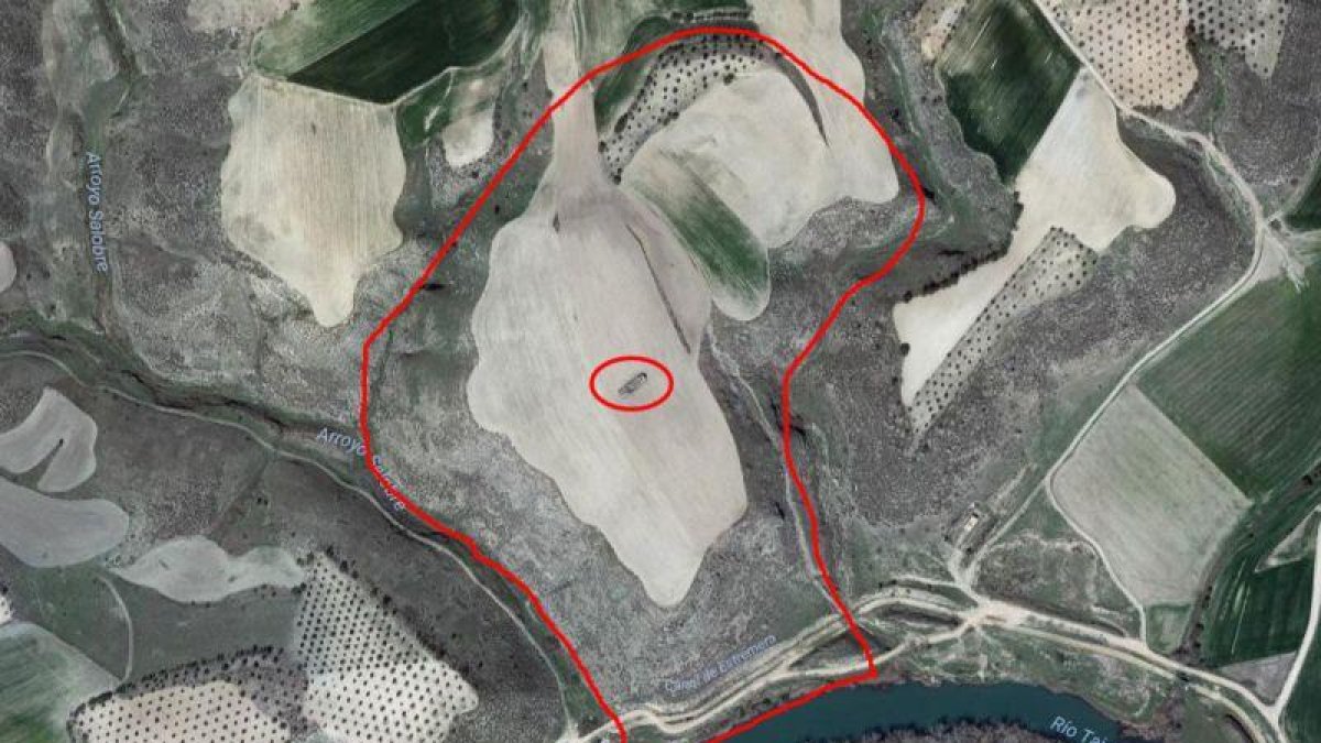 Vista aérea del cerro donde se hallan los restos arqueológicos de Caraca, con la ermita que se levanta sobre el templo en el centro.-