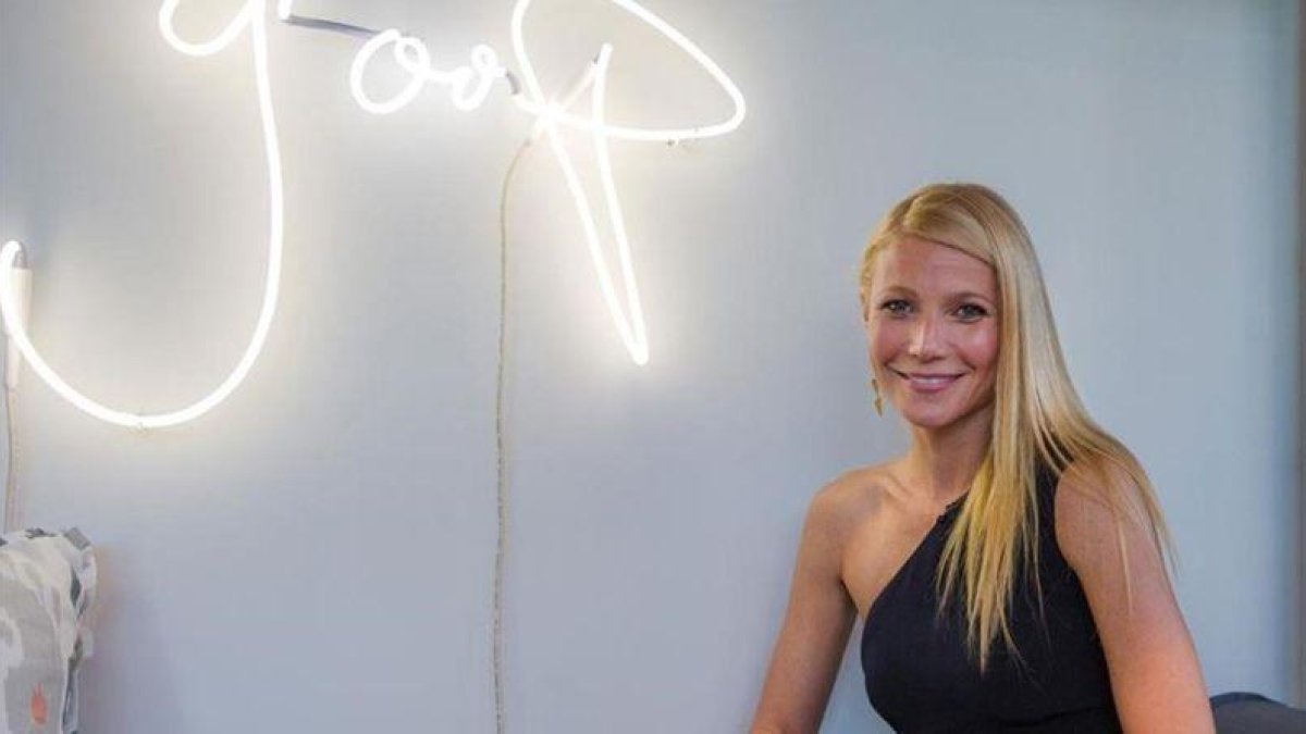 Gwyneth Paltro, abanderada del 'barefoot walking', con el logo de su blog, 'Goop'.-GOOP