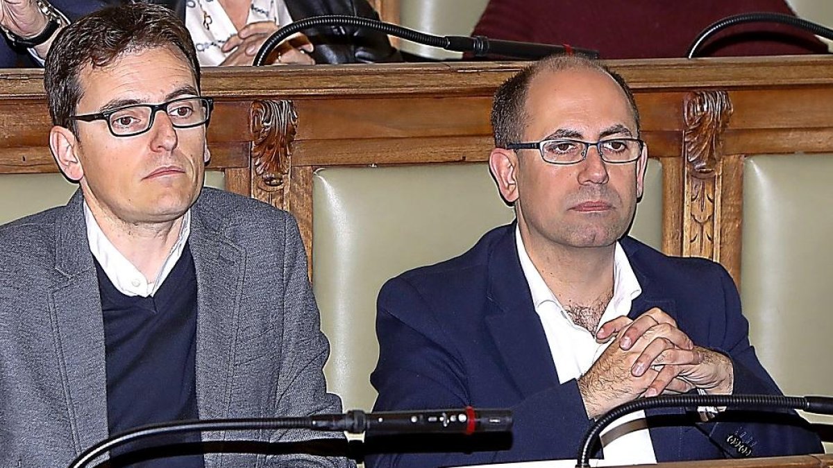 Pedro Herrero y Luis Vélez, durante el pleno.-J.M. LOSTAU