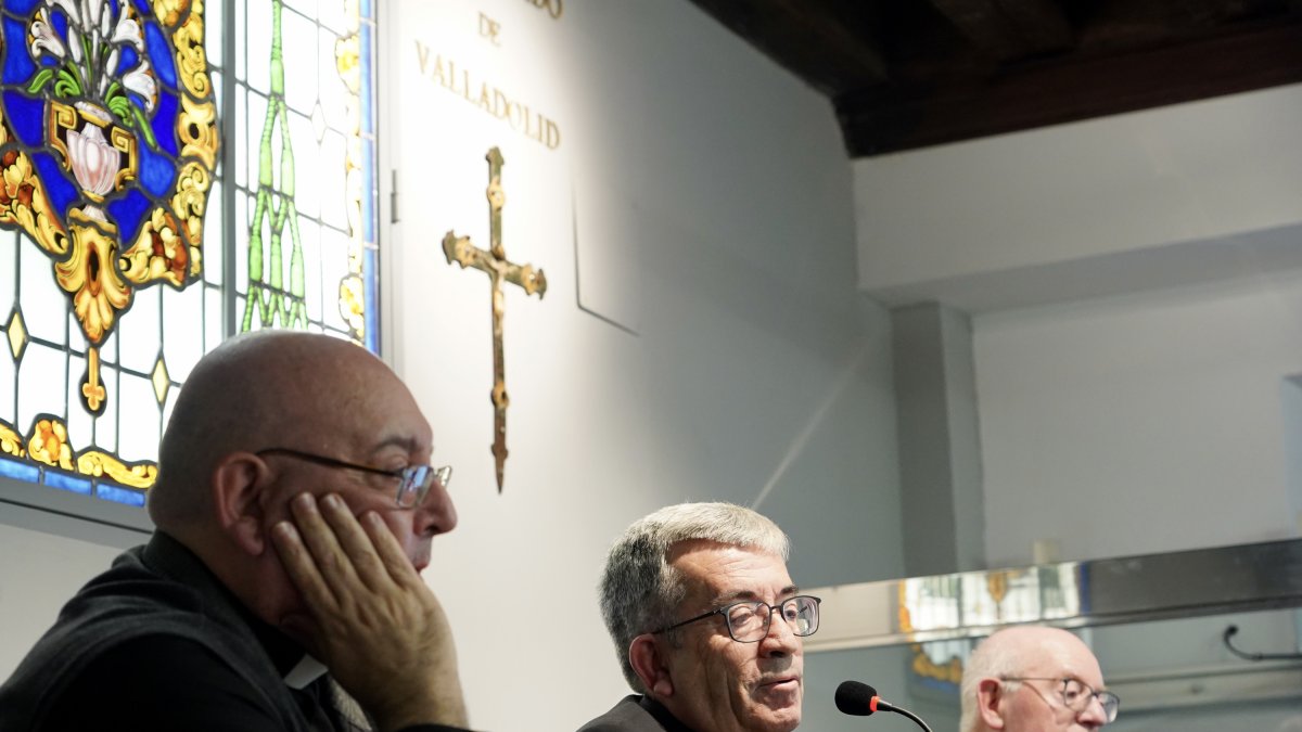 De izquierda a derecha: El deán de la Catedral, José Andrés Cabrerizo; el arzobispo de Valladolid, Luis Argüello y el ecónomo diocesano, José María Conde; durante una rueda de prensa. ICAL