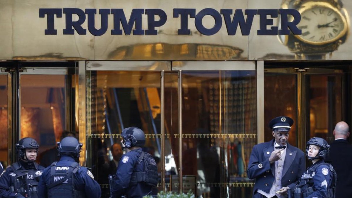 Policías de Nueva York frente a la Torre Trump, donde el presidente tiene la oficina y su residencia, en la Quinta Avenida, el 14 de noviembre.-AP / MARK LENNIHAN