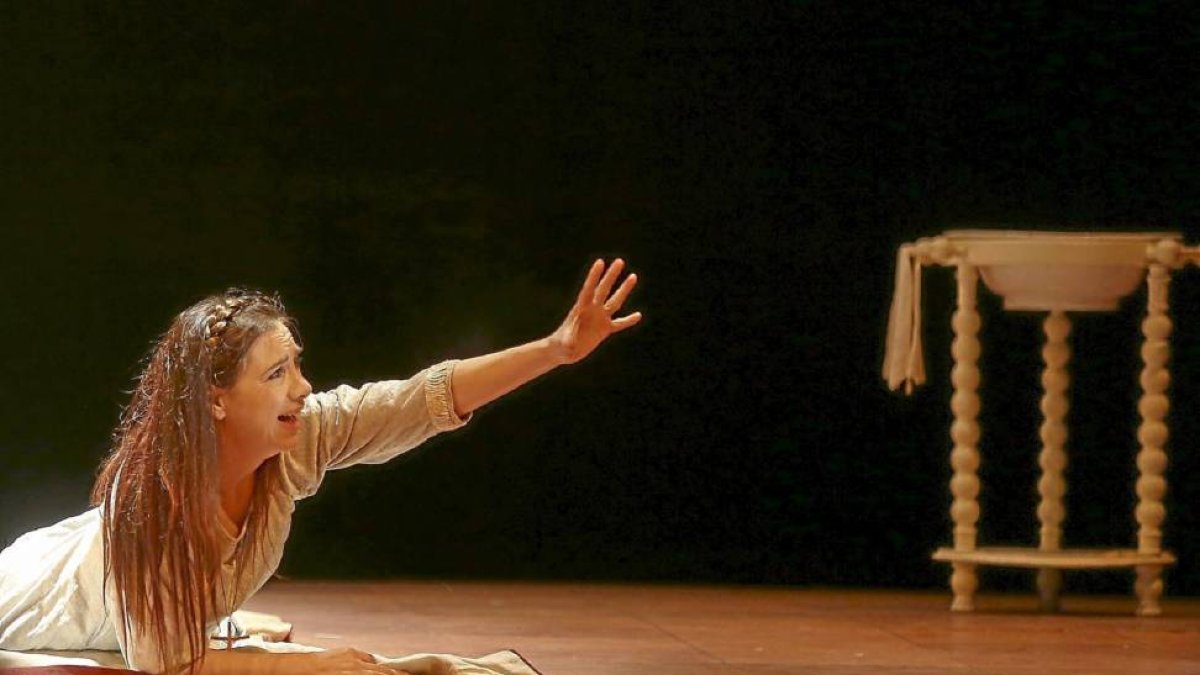 La actriz Rosa Manzano interpretando a Santa Teresa de Jesús en la obra Teresa, miserere gozoso.-E.M.