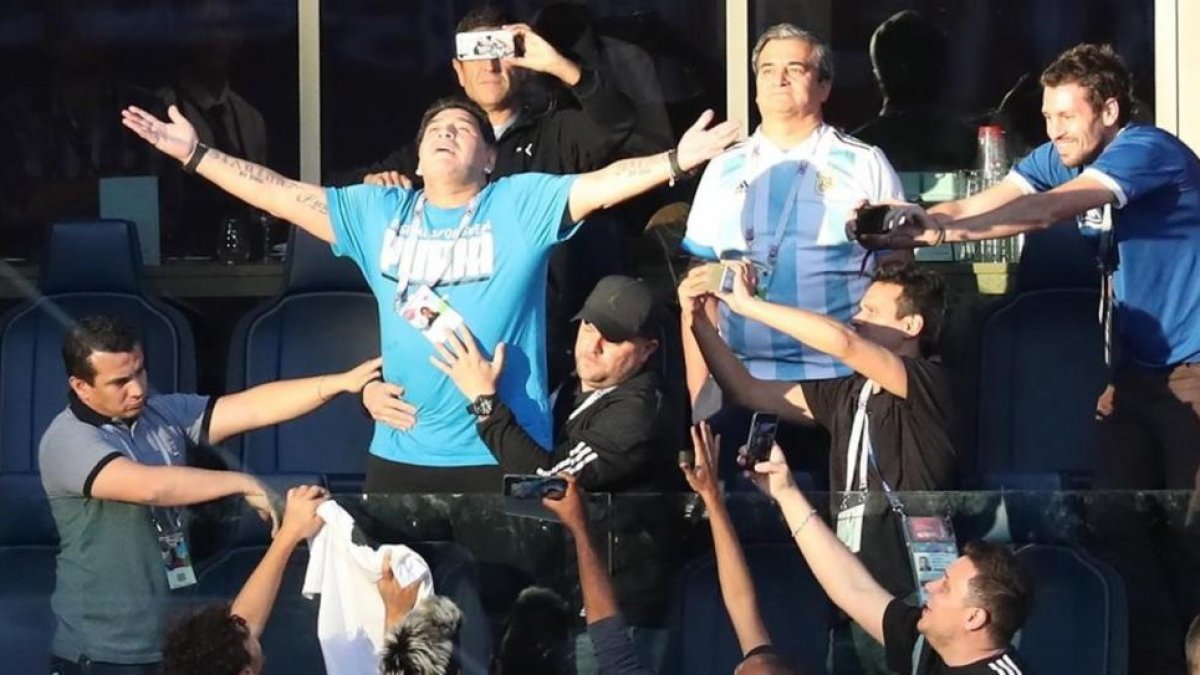 Diego Armando Maradona, rodeado de periodistas argentino, pide a la hinchada albiceleste que anime a Argentina.-/ EFE / ANATOLY MALTSEV
