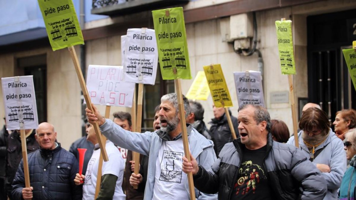 Vecinos de Valladolid afectados por el paso a nivel del barrio de la Pilarica protestan a las puertas de la reunión del Consejo de Administración de la Sociedad Valladolid Alta Velocidad.-ICAL