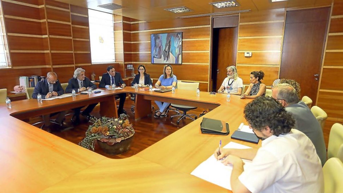 Sáez, junto a los representantes de los afectados por el cierre de las clínicas iDental y Sarrión.-ICAL