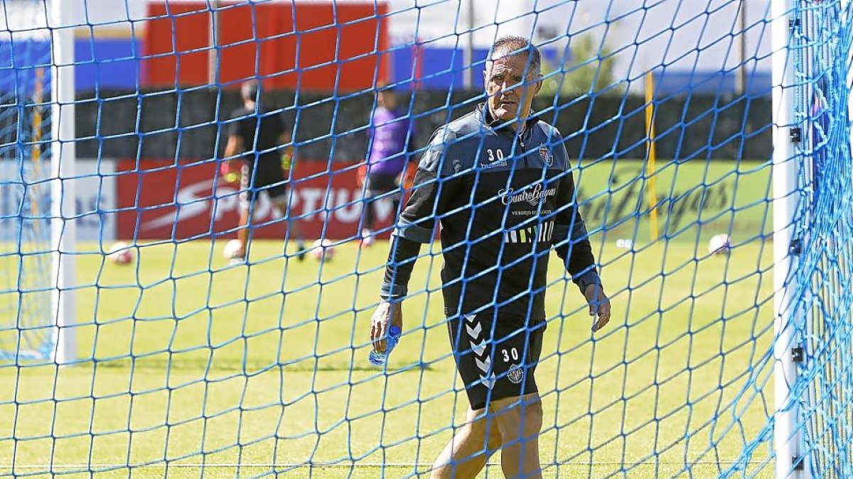 Paco Herrera observa algo durante el entrenamiento del miércoles en los Campos Anexos-J.M. Lostau