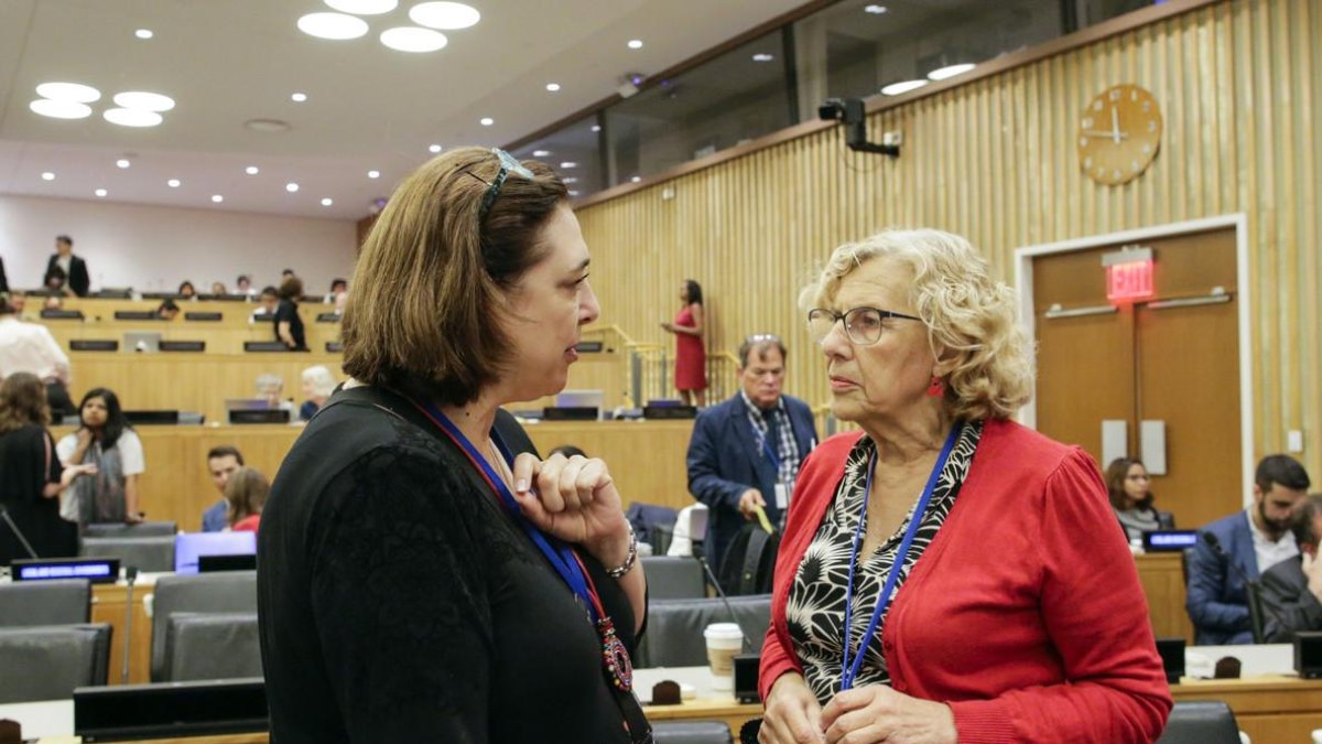 La alcaldesa de Madrid, Manuela Carmena (derecha), habla con una delegada durante su participación en un foro en la sede de la ONU. /-EDUARDO MUÑOZ ÁLVAREZ (EFE)