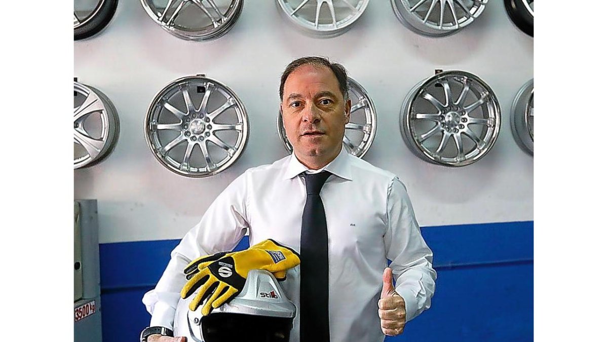 El piloto vallisoletano RobertoCarranza posa con su casco rodeado de llantas de coches.-J.M. LOSTAU