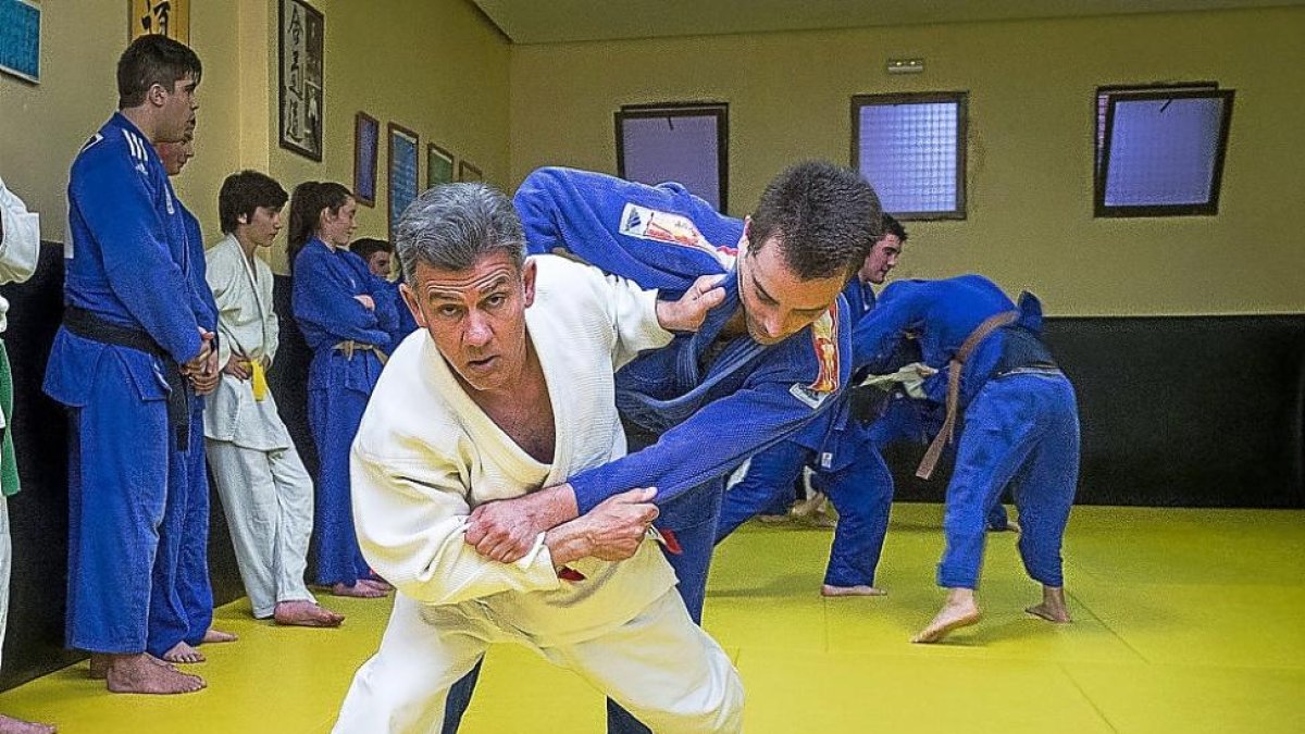 Enrique Ortega realiza una proyección sobre uno de sus alumnos en el tatami del Parque Sport.-M. Á. SANTOS